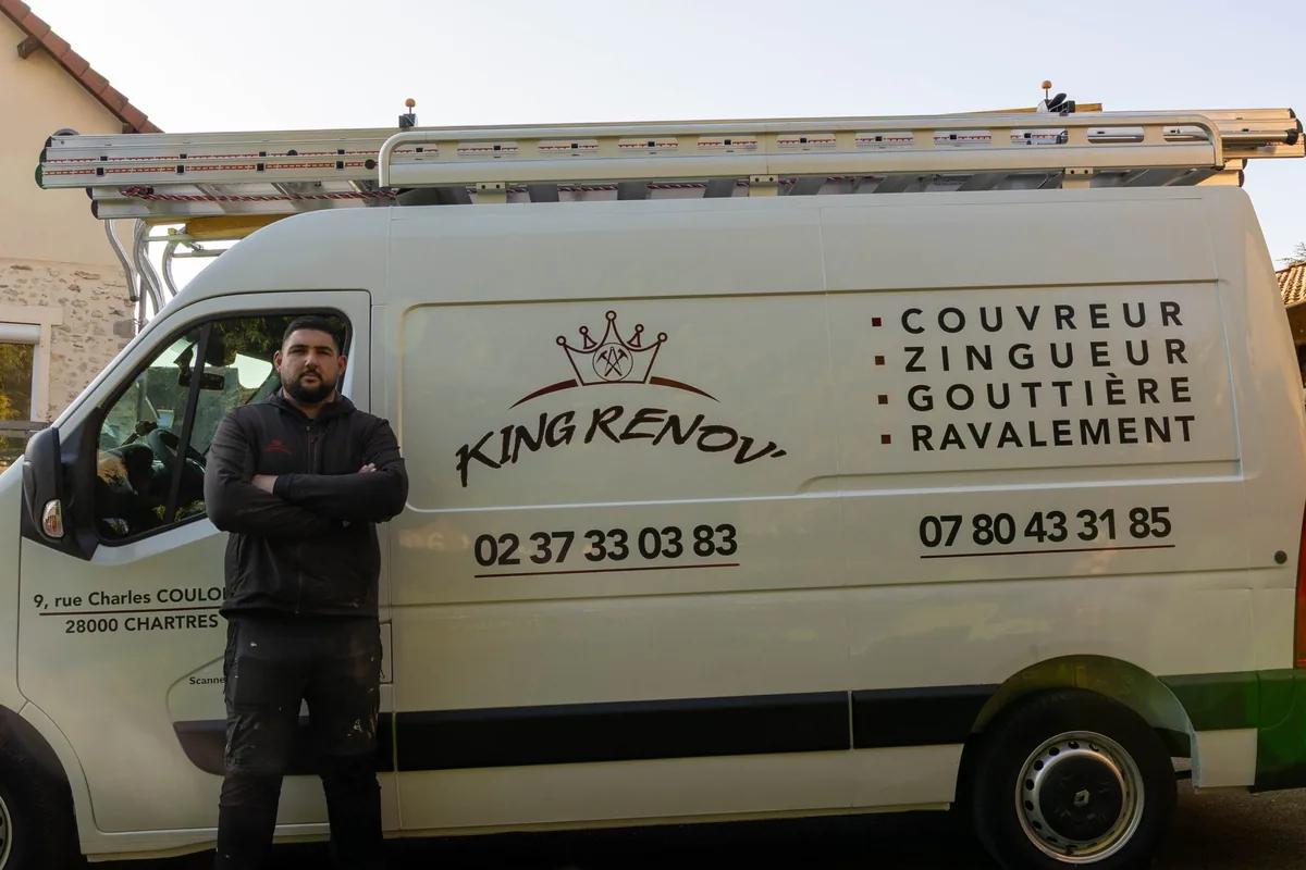 Artisan KING RENOV devant le camion de l'entreprise à Chartres