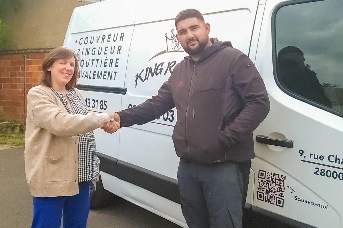 Artisan KING RENOV serrant la main d'une cliente après un chantier de toiture