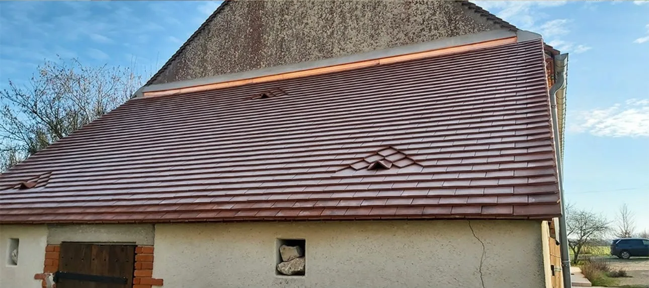 Toiture en tuiles neuves après rénovation par KING RENOV