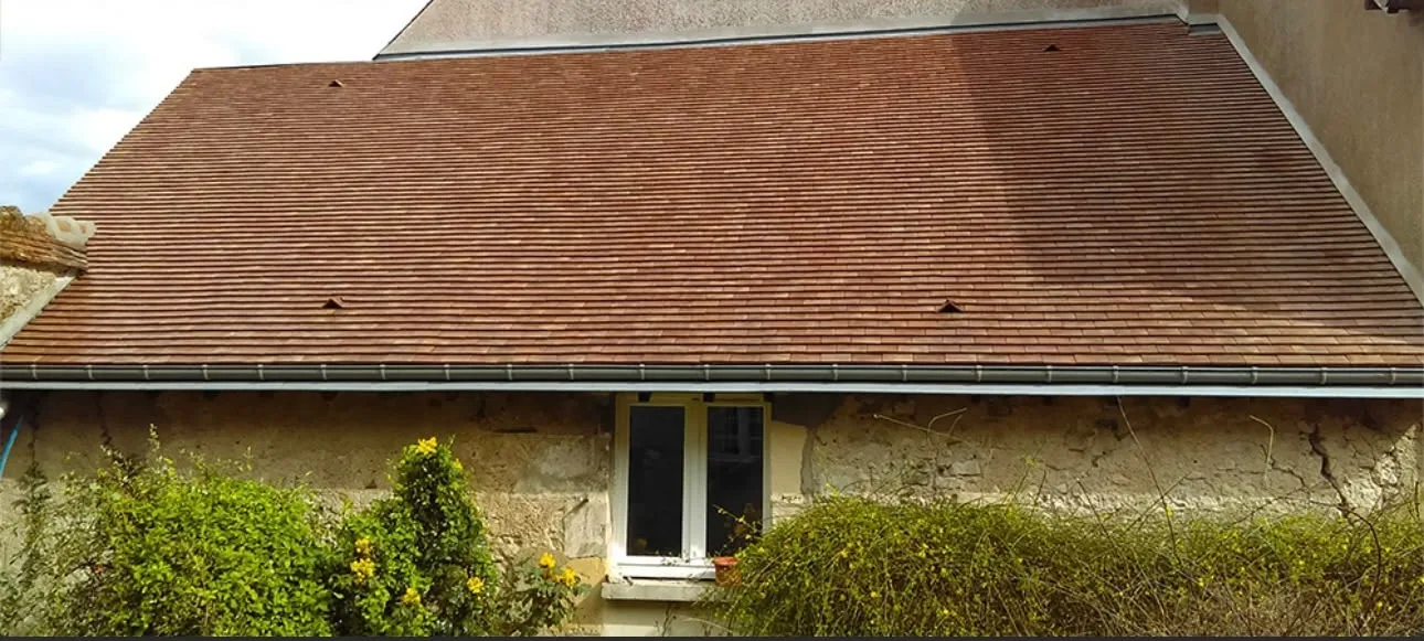 Toiture de longère en tuiles neuves après rénovation par KING RENOV